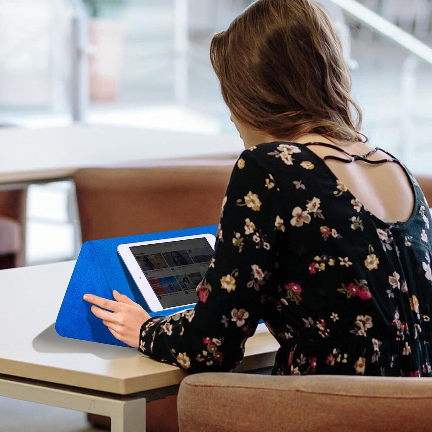 Tablet-Ständerkissen mit TascheTablet-iPad-(E)Bücherständer schwarz