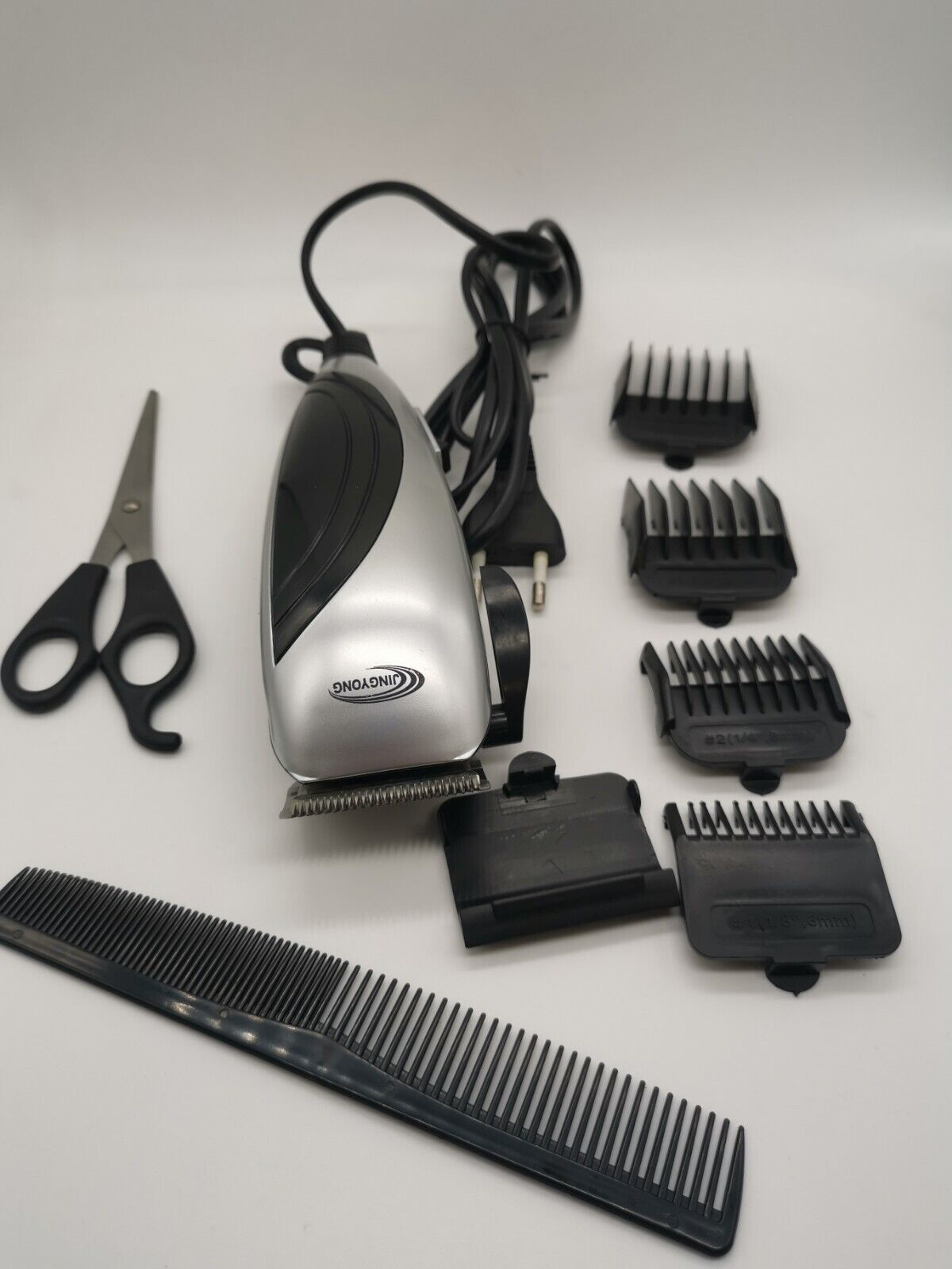 JingYong Haarschneider Schwarz/Silber Kabelgebunden 4 Steckköpfe + Scheere/Kamm